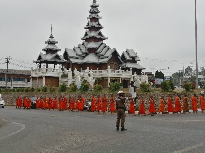 วันที่ 22 มกราคม 2568 เวลา 08.00 น. ชุดปฏิบัติการจราจร สภ.แม่สะเรียง อำนวยความสะดวกการจราจรขบวนสามเณรเดินเท้าไปเข้าค่ายพุทธบุตร
